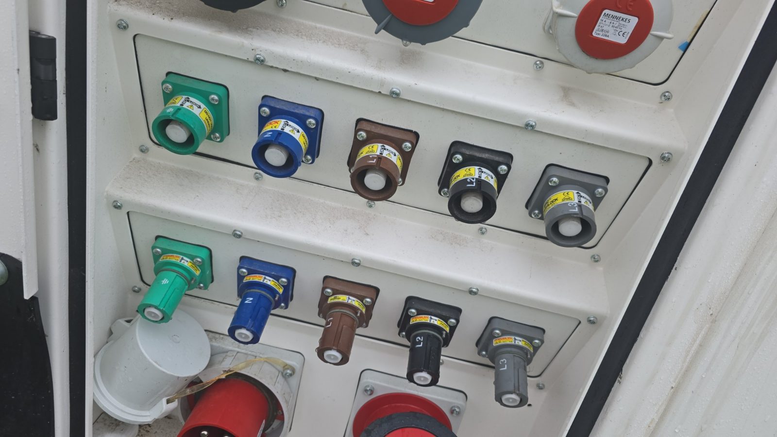 Powerlock-aansluitingen L1, L2, L3, N en PE op een accupakket