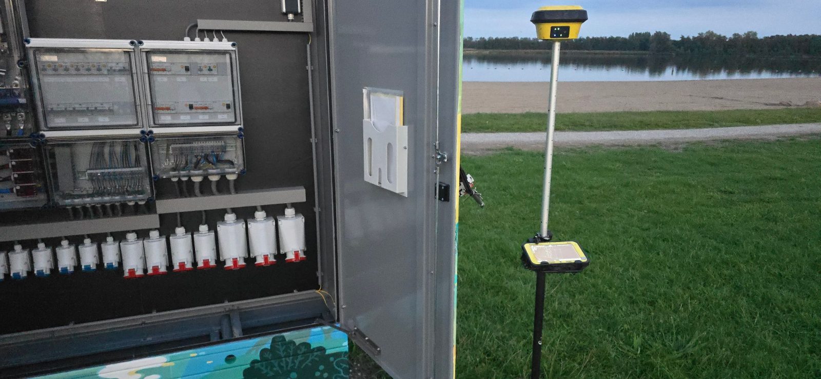 Open verdeelkast op het terrein met automaten en CEE-contactdozen